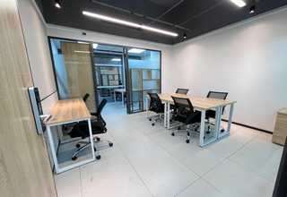 找个保姆照顾小孩